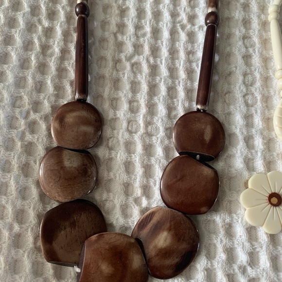 Fun beach/summer jewelry - 2 necklaces and a bracelet - Picture 2 of 4